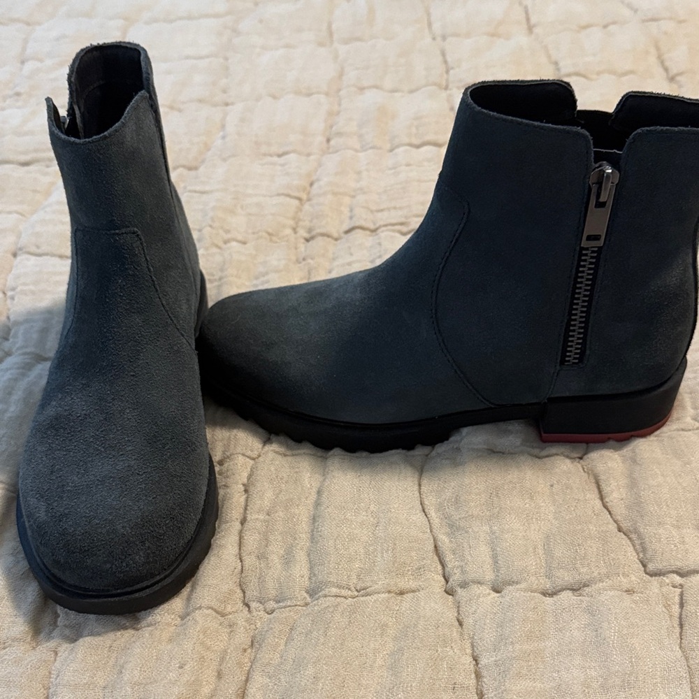 Sorel Women’s Dark Gray Suede Boots 6.5